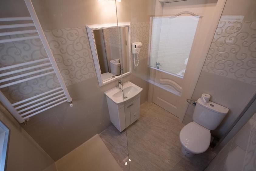 Apartament cu 3 camere decomandat, mobilat în Central