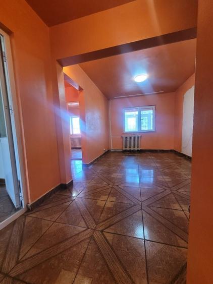 Apartament cu 3 camere semidecomandat în Inel II
