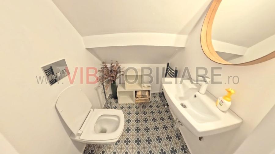 Apartament cu 3 camere semidecomandat, mobilat în Capitale
