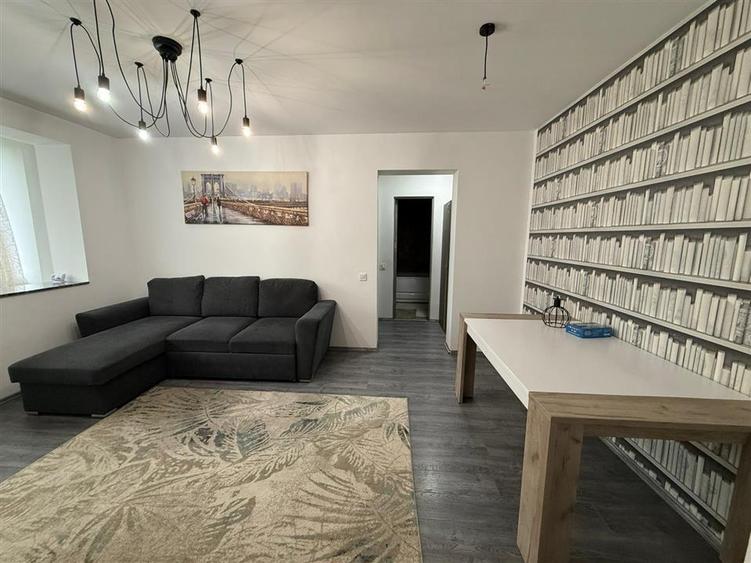 Apartament cu 3 camere semidecomandat în Podu Roș