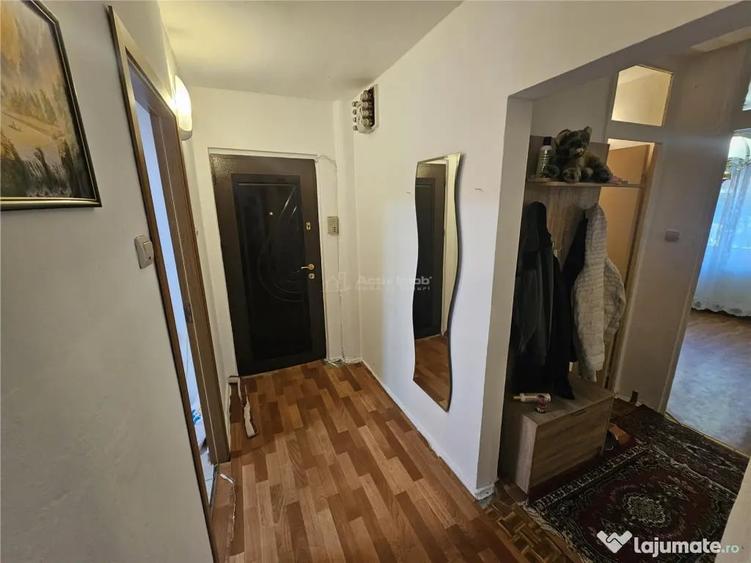 Apartament cu 3 camere decomandat în Micro IV