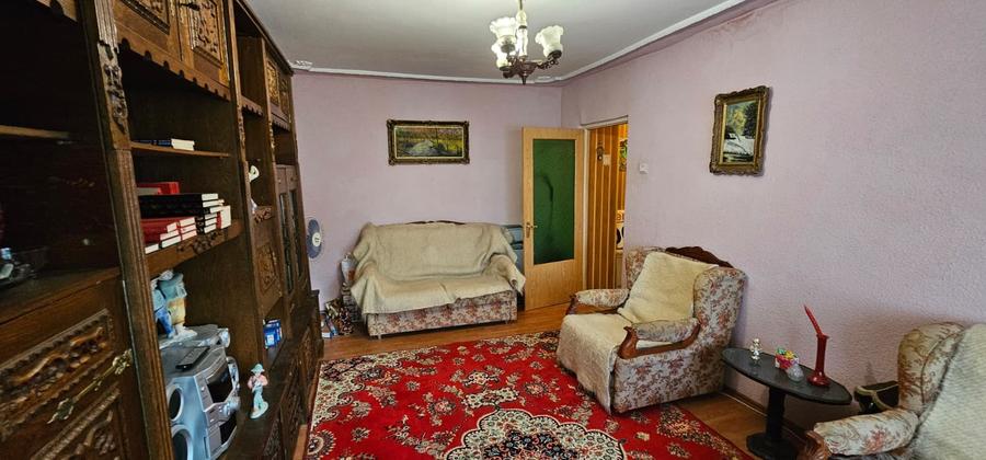 Apartament cu 3 camere decomandat, mobilat în Moinești