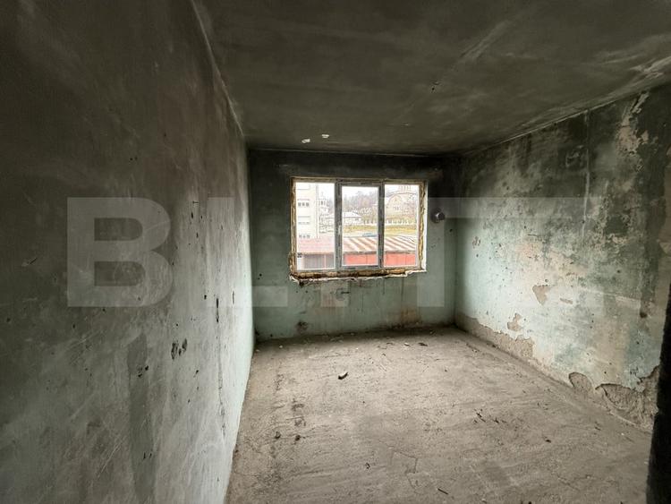 Apartament cu 56 camere decomandat în Cugir