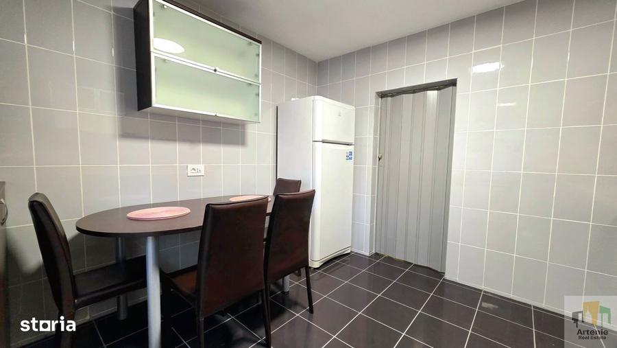 Apartament cu 3 camere decomandat, mobilat în Vitan