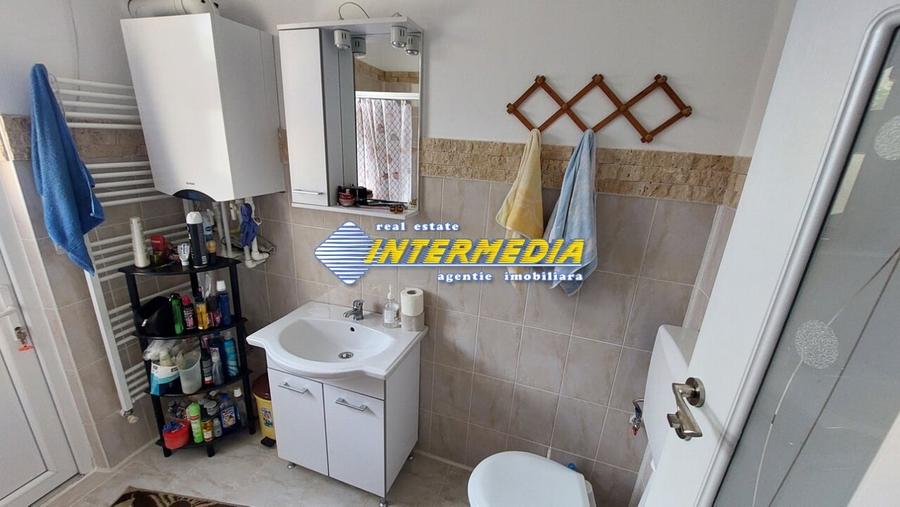 Casă individuală cu 11 camere cu Canalizare în Central