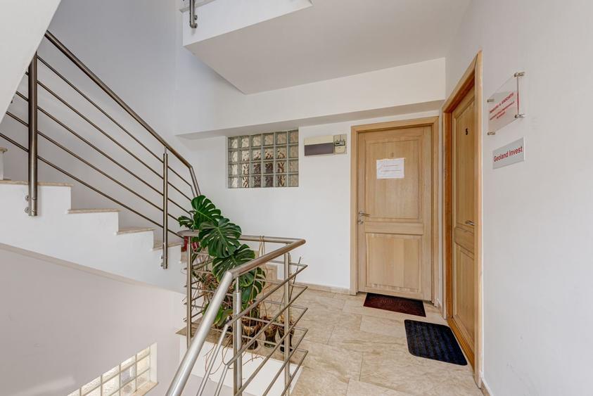 Apartament cu 3 camere decomandat în Drumul Sării