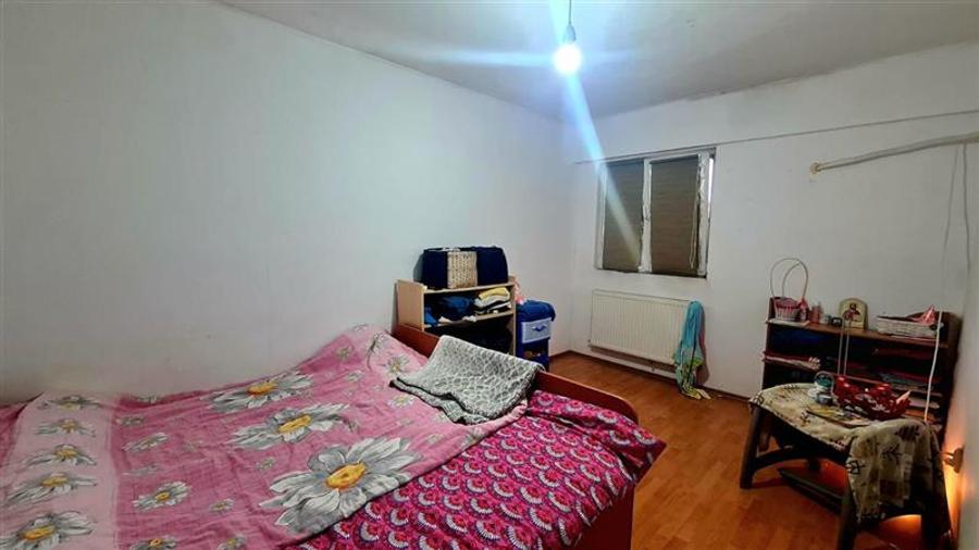 Apartament cu 5 camere decomandat, mobilat în Girocului