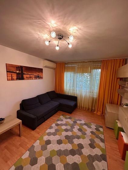 Apartament cu 3 camere semidecomandat, mobilat în Titan