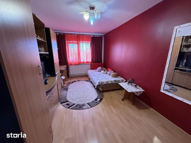 Apartament cu 3 camere semidecomandat în Soarelui