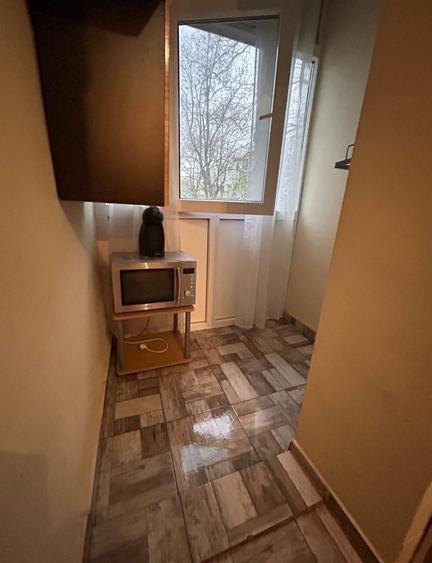 Apartament cu 3 camere decomandat, mobilat în Podu Roș