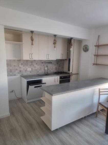 Apartament cu 3 camere decomandat, mobilat în Central