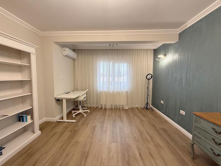 Casă individuală cu 8 camere cu Canalizare în Mehala