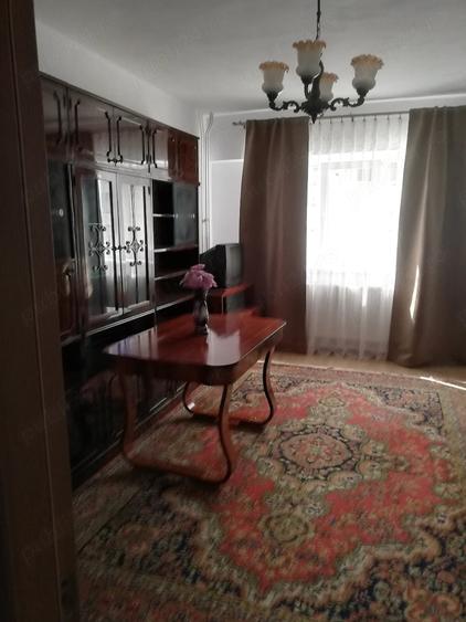 Apartament cu 3 camere decomandat în Calea București