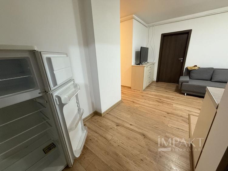 Apartament cu 3 camere semidecomandat, mobilat în Între Lacuri