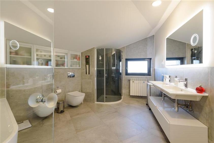 Casă individuală cu 4 camere cu Piscina în Central