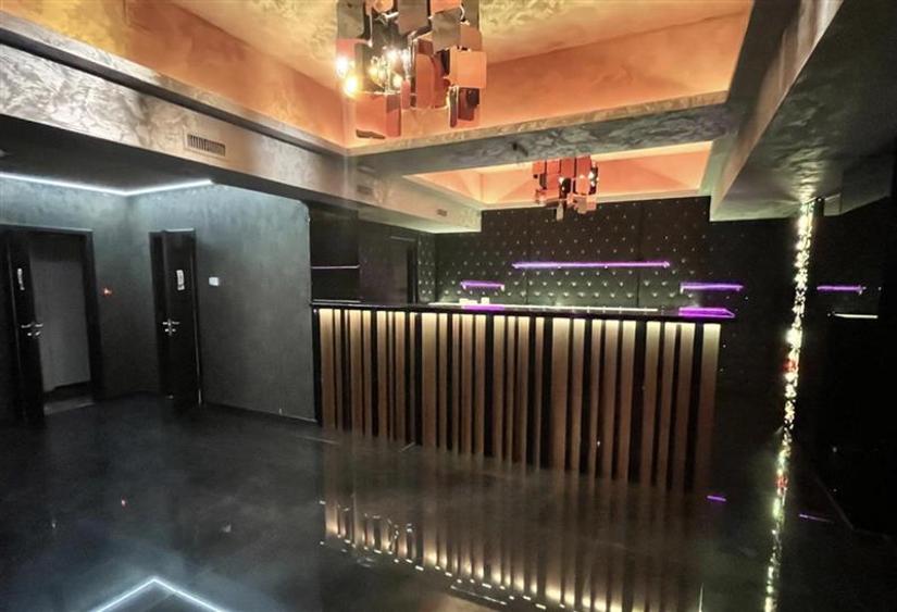 Spațiu comercial, de 479.51000976563 mp, în Romană