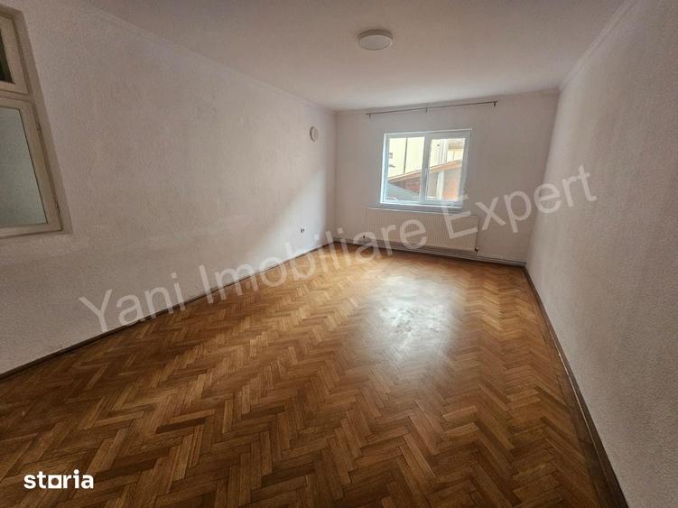 Casă cu 8 camere cu Teren 1500 Mp în Central