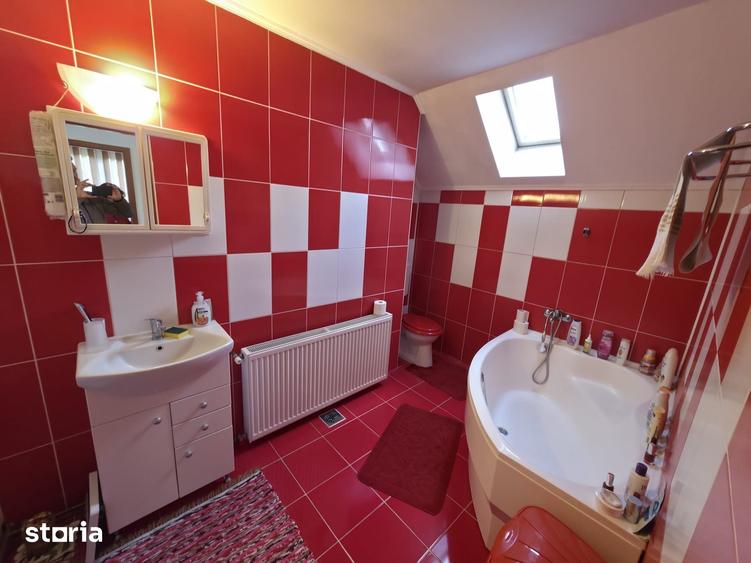 Casă cu 5 camere cu Teren 1000 Mp în Dâmbu Pietros