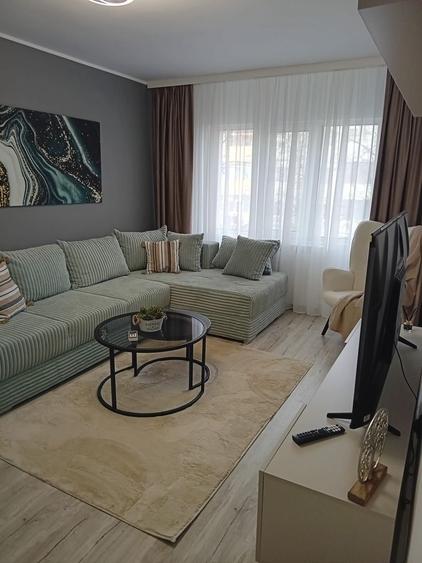 Apartament cu 3 camere semidecomandat, mobilat în Micro 16