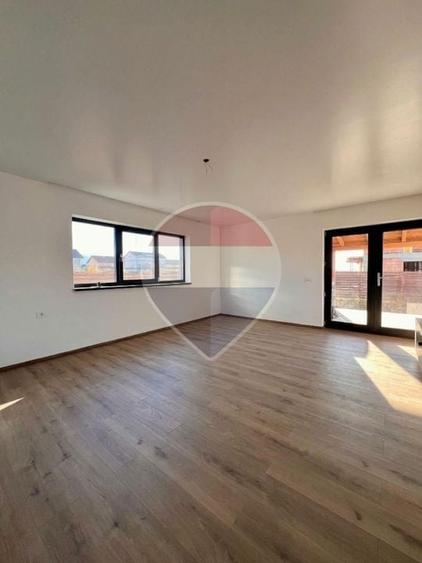 Duplex cu 4 camere cu Teren 350 Mp în Tărlungeni