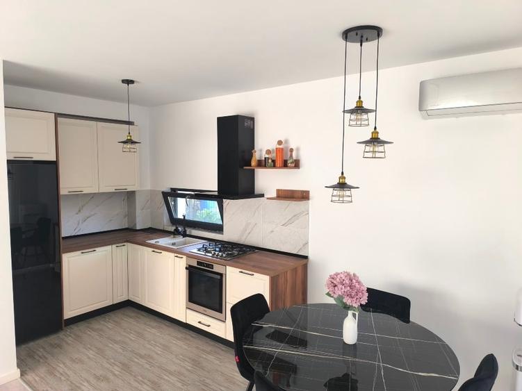 Duplex cu 4 camere cu Canalizare în Brătășanca
