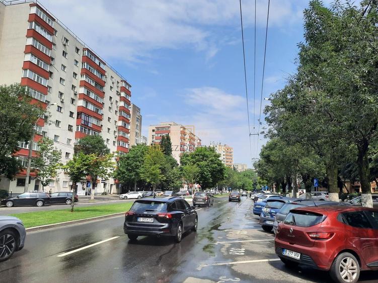 Apartament cu 3 camere semidecomandat în Berceni