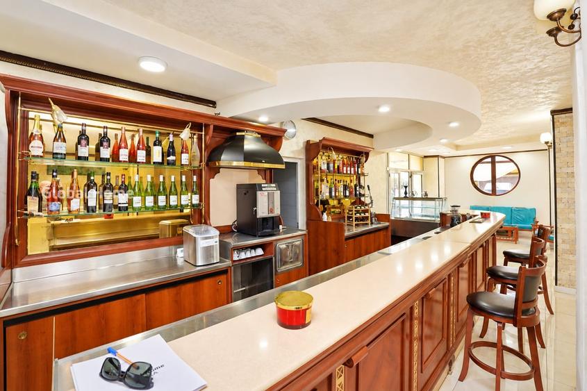 Hotel/Pensiune, de 1,480 mp, în Est