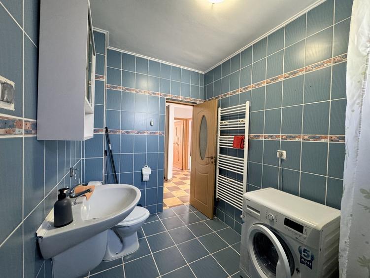 Apartament cu 3 camere decomandat, mobilat în Florești