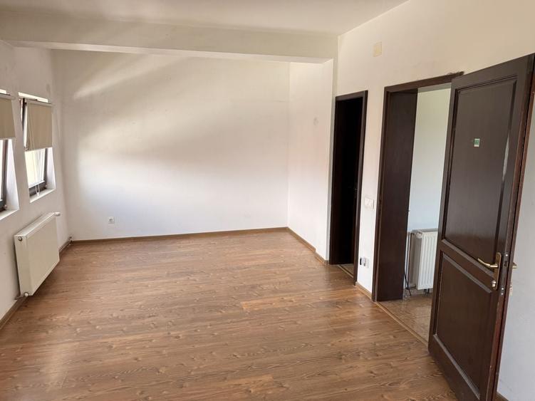 Casă cu 4 camere în Cristian