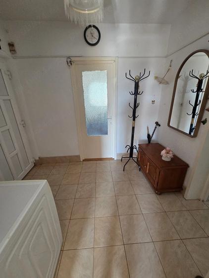 Apartament cu 3 camere semidecomandat în Cloșca