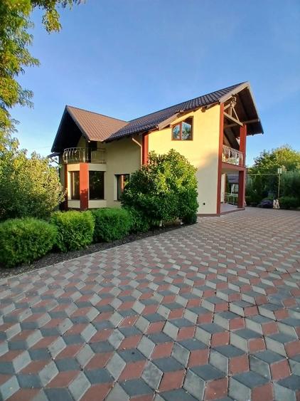 Casă individuală cu 5 camere cu Teren 2000 Mp în Exterior Nord