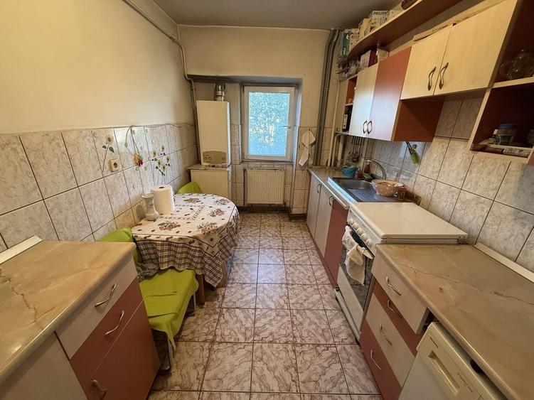 Apartament cu 3 camere decomandat în Socola