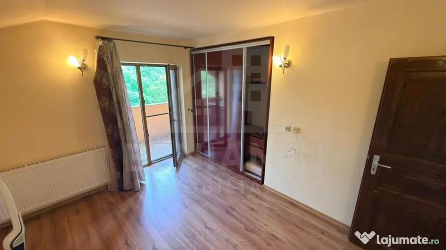 Casă cu 7 camere cu Teren 464 Mp în Cârcea
