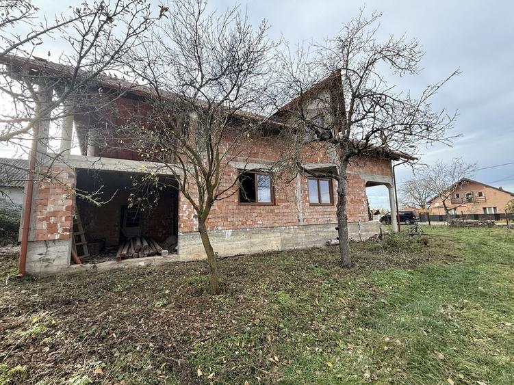 Casă cu 4 camere decomandat în Central