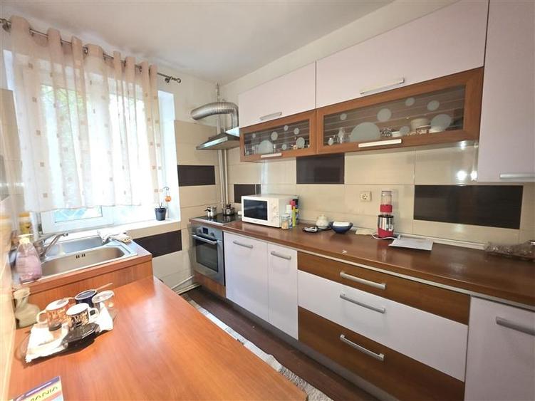 Apartament cu 2 camere decomandat, mobilat în 1 Decembrie