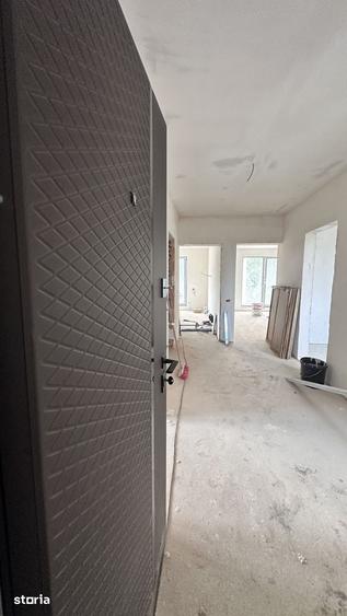 Apartament cu 3 camere decomandat în Tractorul