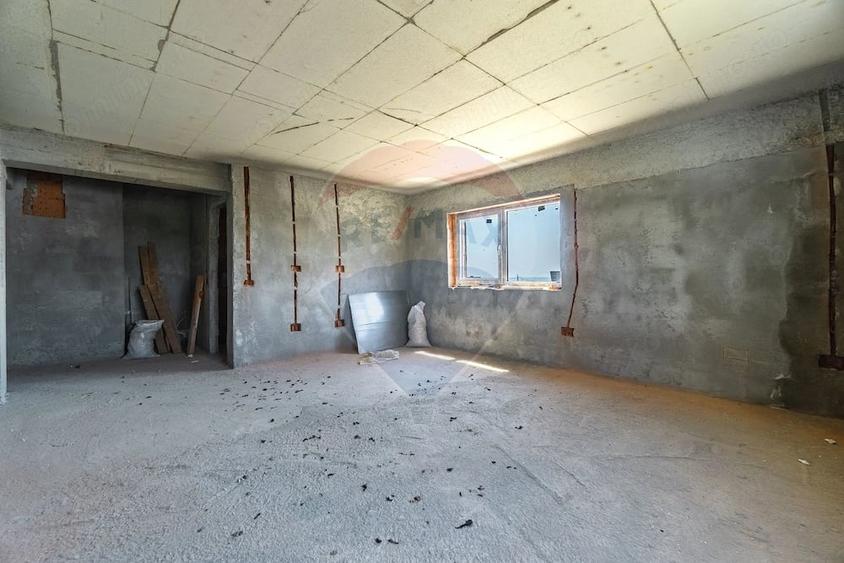 Casă cu 3 camere cu Teren 1707 Mp în Central