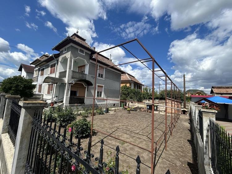 Casă cu 4 camere în Central