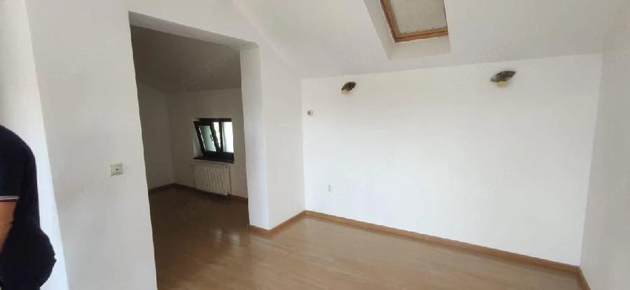Casă cu Teren 200 Mp în Central