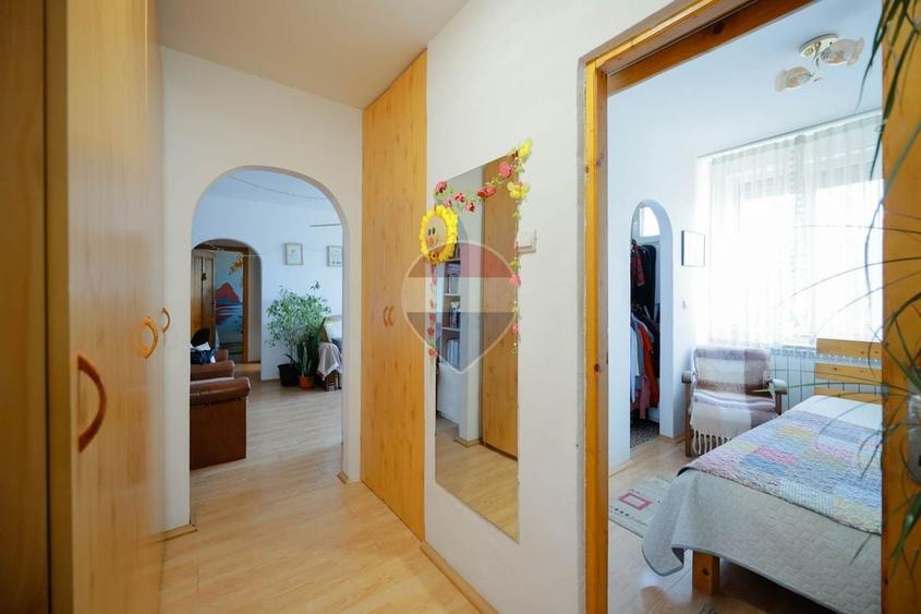 Apartament cu 3 camere semidecomandat, mobilat în Rogerius