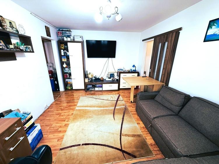 Apartament cu 3 camere semidecomandat în Alexandru cel Bun