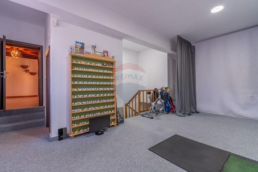 Casă individuală cu 9 camere cu Teren 2000 Mp în Feleacu