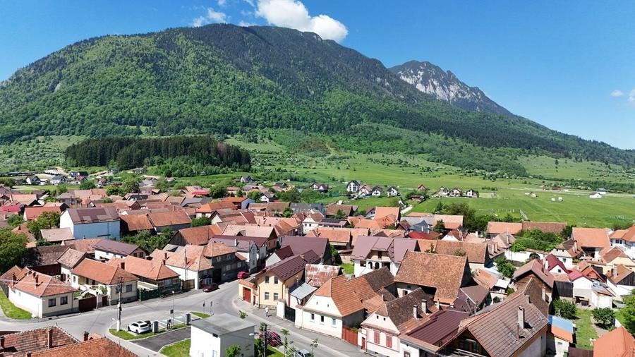 Casă individuală cu 7 camere cu Teren 1151 Mp în Central