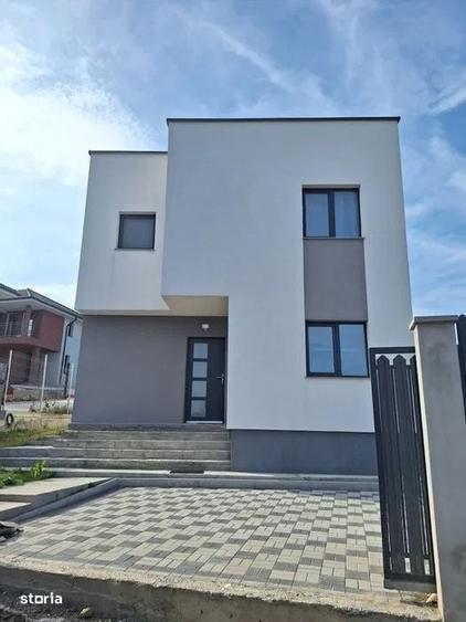 Casă cu 4 camere cu Teren 497 Mp în Bora