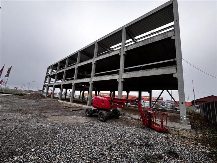 Spațiu comercial, de 1,800 mp, în Centura