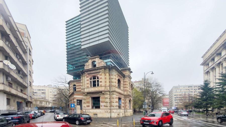 Apartament cu 3 camere semidecomandat în Universitate