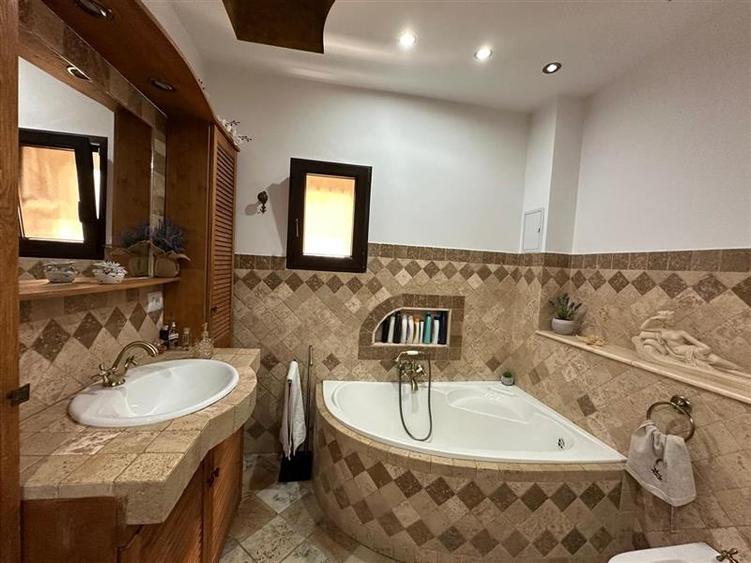 Casă individuală cu 4 camere cu Teren 330 Mp în Central