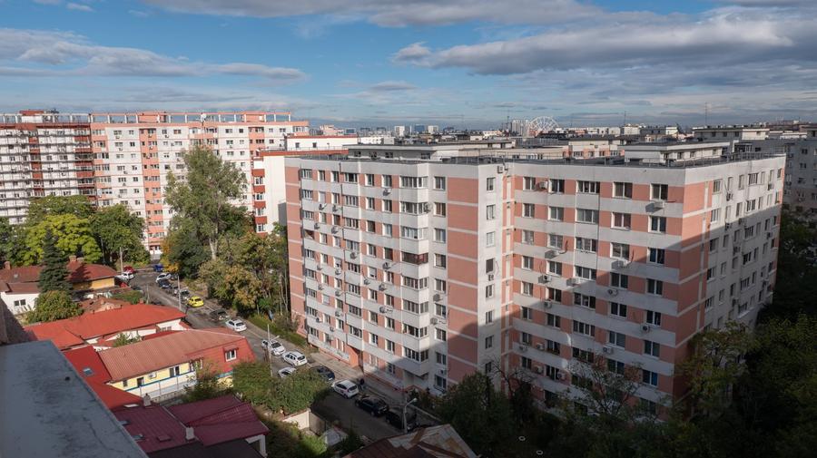 Apartament cu 3 camere semidecomandat în Colentina