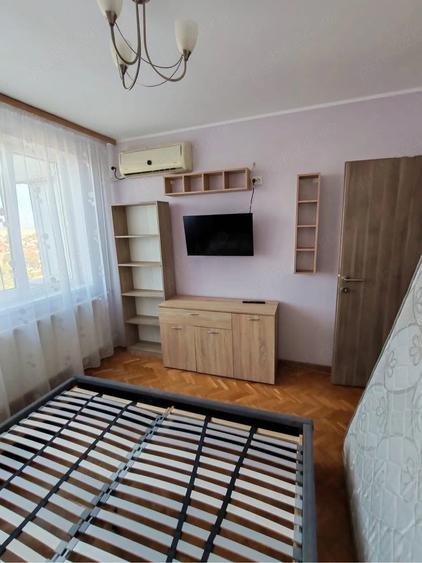 Apartament cu 3 camere semidecomandat în Colentina