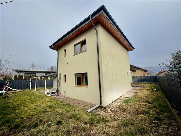 Casă individuală cu 4 camere cu Canalizare în Miroslava